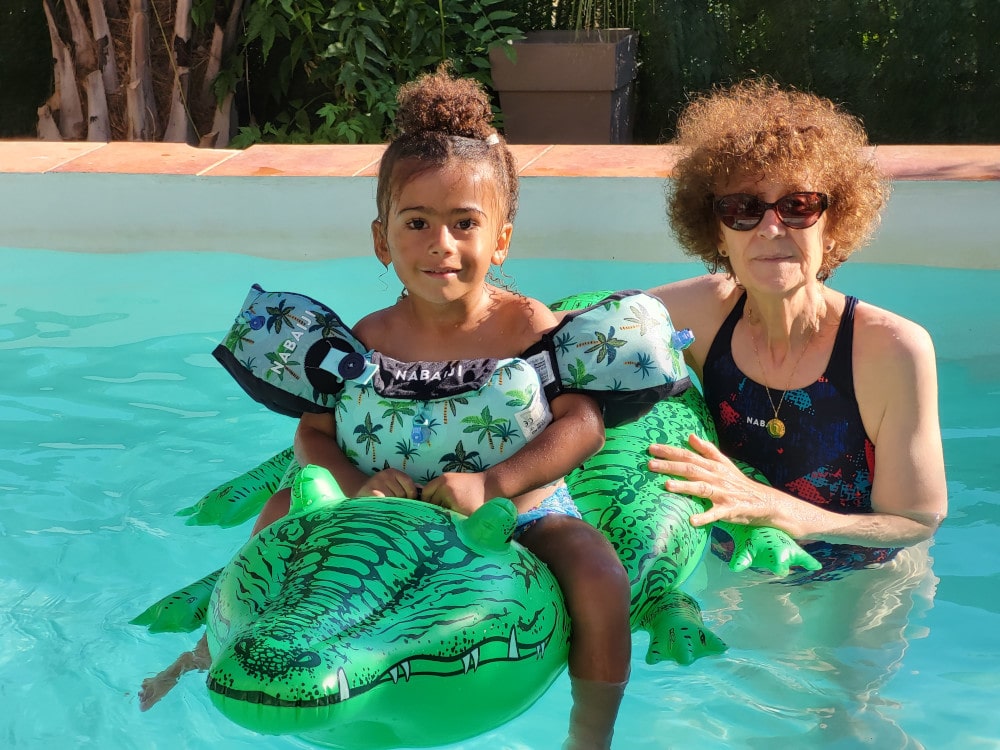 Adao dans la piscine d'Eric sur le crocodile